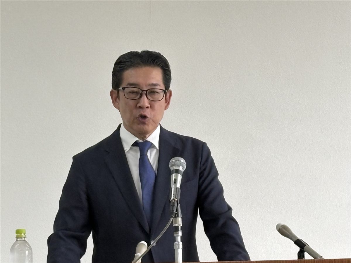 出馬会見で話す田川ひでき