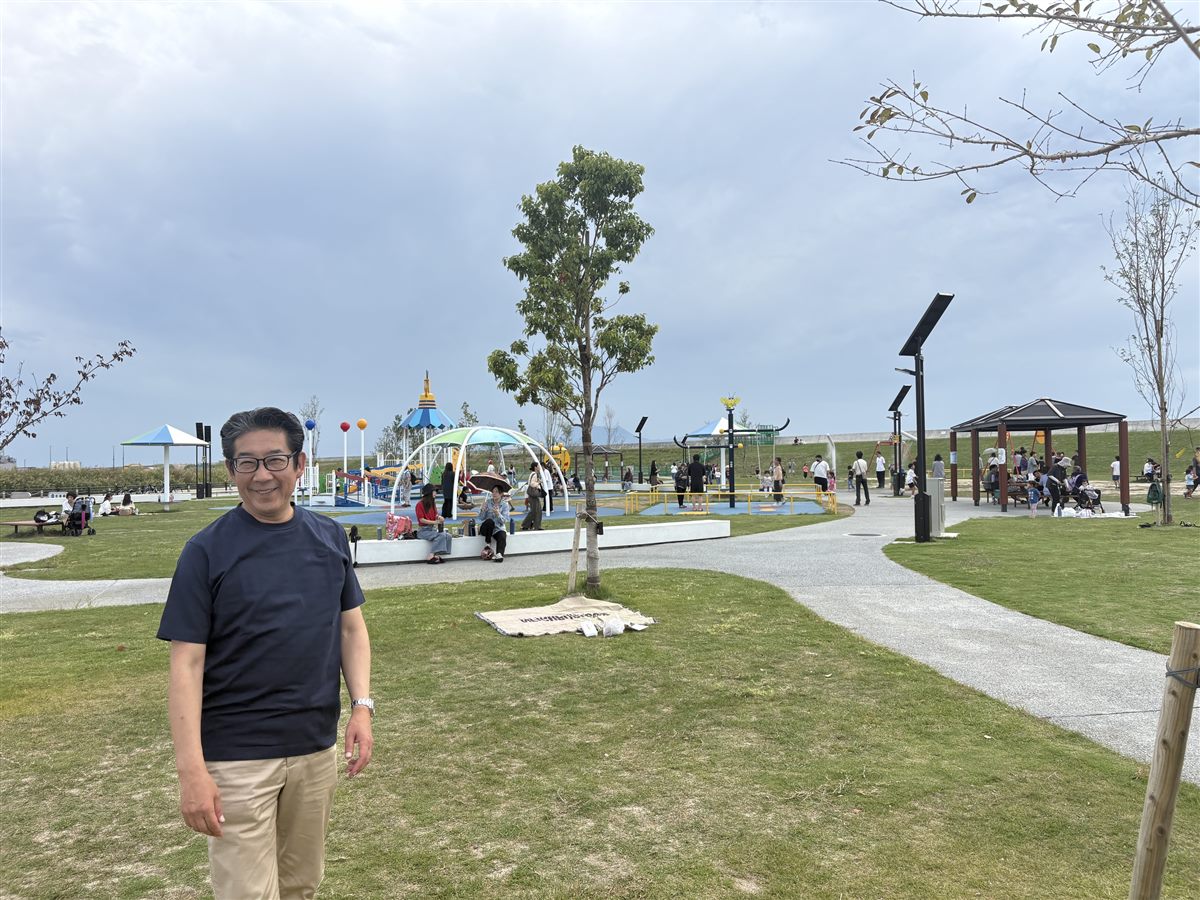 海陽公園に立つ田川ひでき