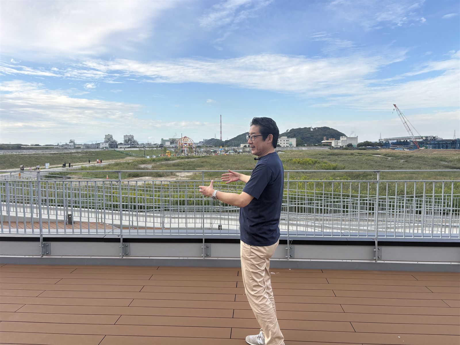 荒尾のまちを見渡し説明する田川ひでき