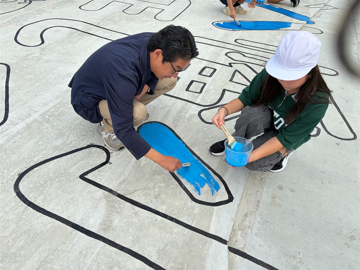 子どもたちと一緒に色を塗る田川ひでき
