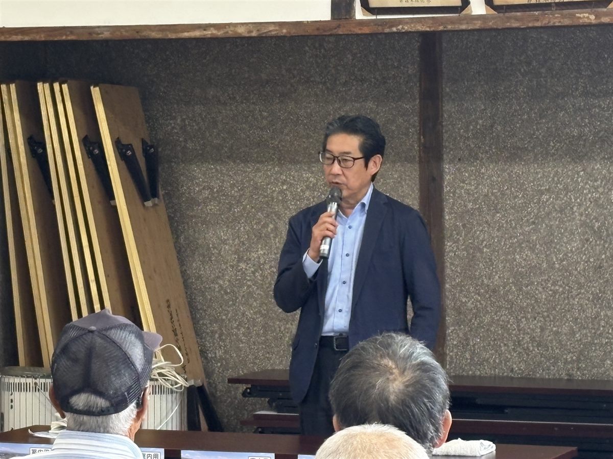 ミニ集会で市民の皆さんに話す田川ひでき