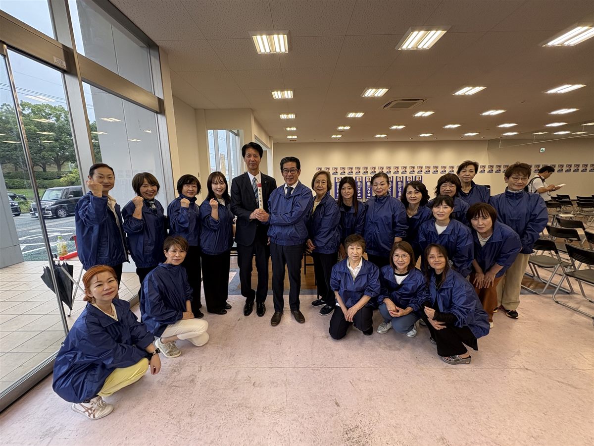 事務所開きに集まった後援会の皆さんと田川ひでき